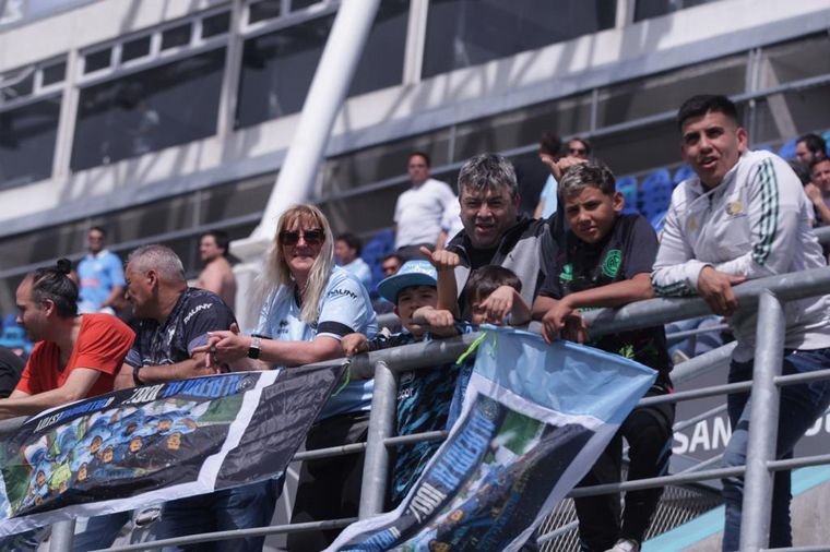 La hinchada de Belgrano vive la previa del partido en el Estadio de San Nicolás.