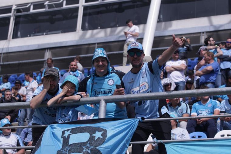 La hinchada de Belgrano vive la previa del partido en el Estadio de San Nicolás.