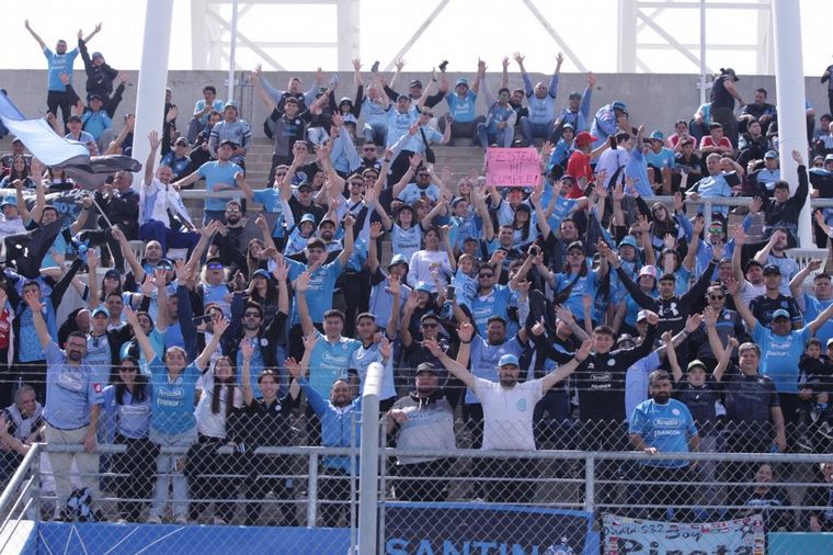 La hinchada de Belgrano vive la previa del partido en el Estadio de San Nicolás.