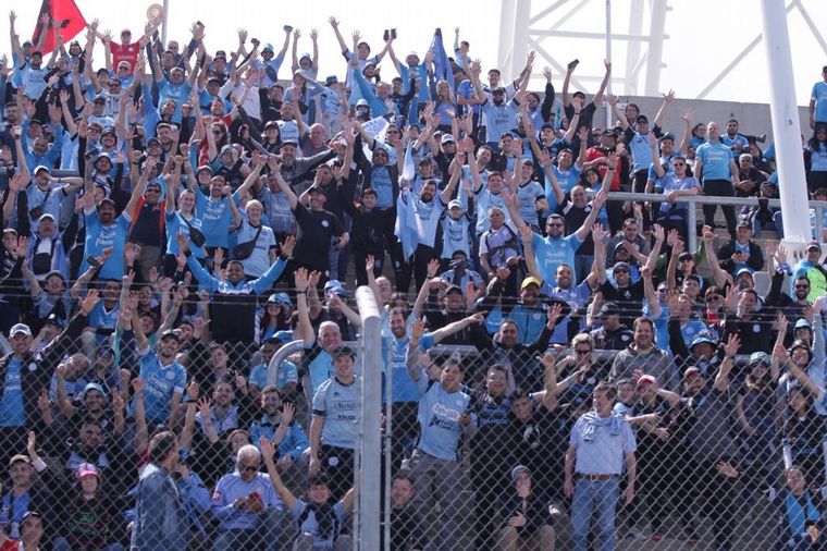 La hinchada de Belgrano vive la previa del partido en el Estadio de San Nicolás.