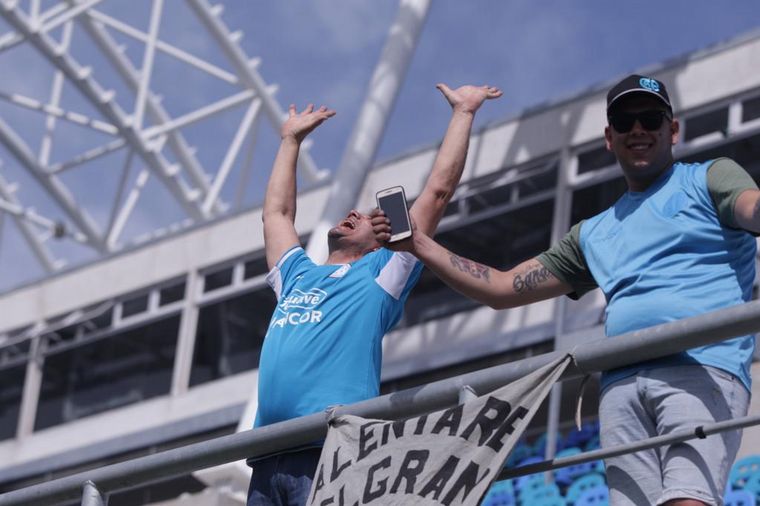 La hinchada de Belgrano vive la previa del partido en el Estadio de San Nicolás.