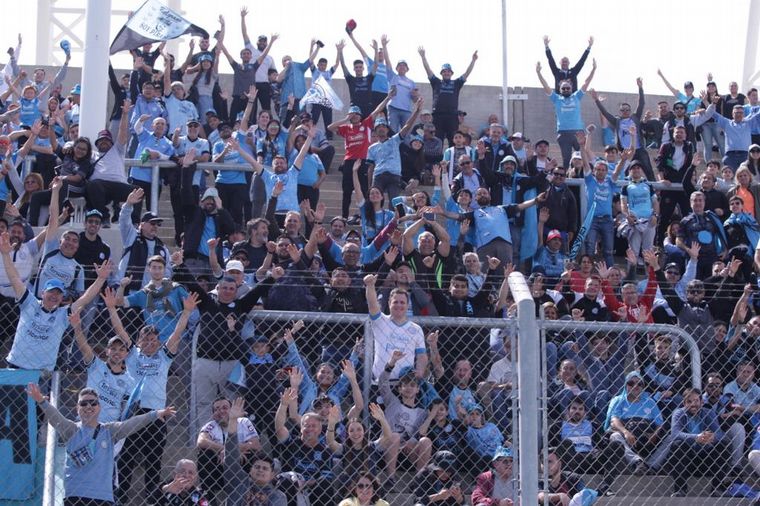 La hinchada de Belgrano vive la previa del partido en el Estadio de San Nicolás.