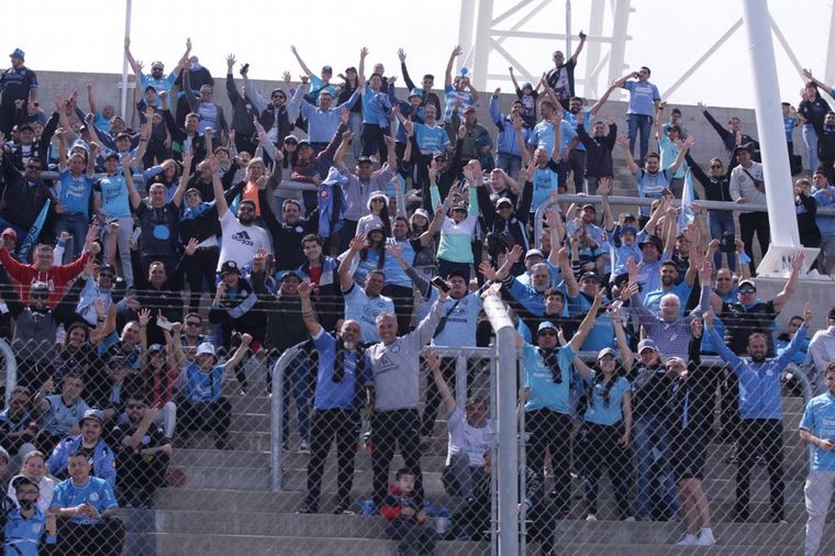 La hinchada de Belgrano vive la previa del partido en el Estadio de San Nicolás.