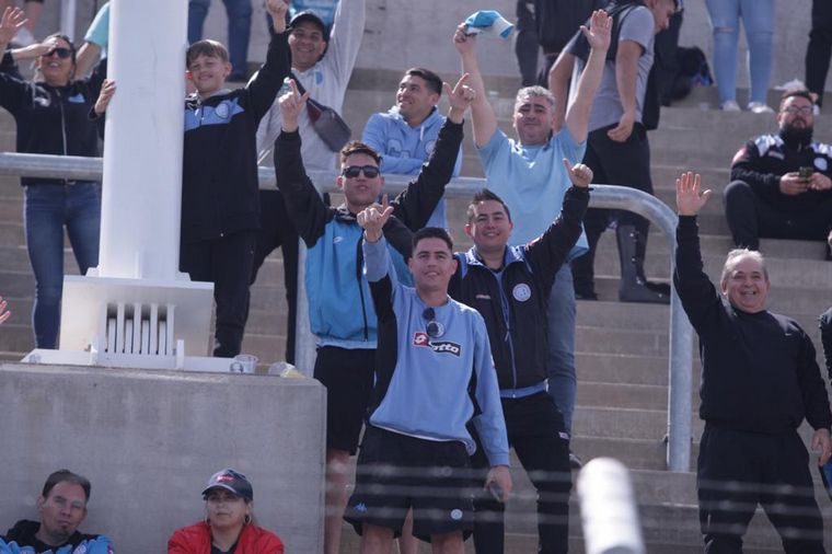 La hinchada de Belgrano vive la previa del partido en el Estadio de San Nicolás.