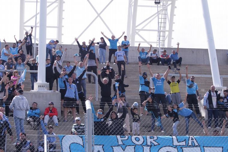 La hinchada de Belgrano vive la previa del partido en el Estadio de San Nicolás.