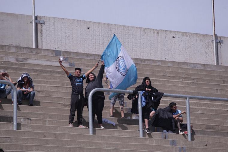 La hinchada de Belgrano vive la previa del partido en el Estadio de San Nicolás.