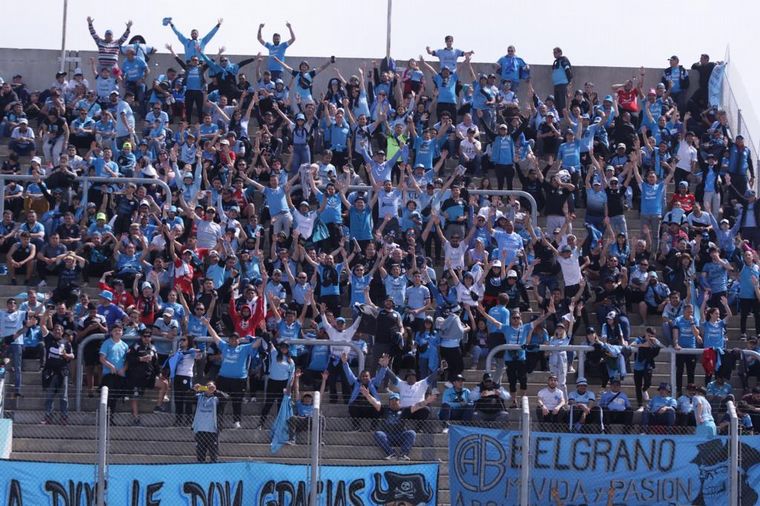 La hinchada de Belgrano vive la previa del partido en el Estadio de San Nicolás.