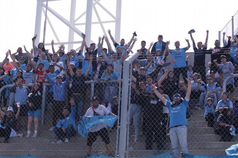 La hinchada de Belgrano vive la previa del partido en el Estadio de San Nicolás.