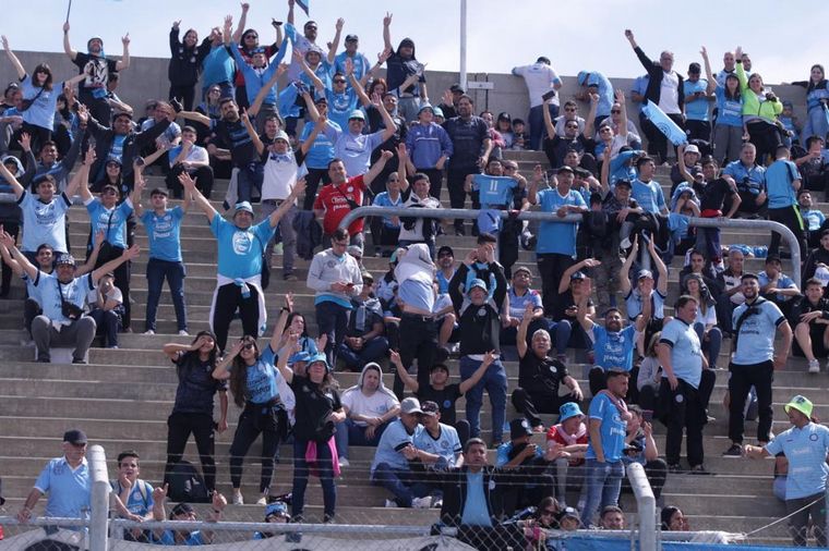La hinchada de Belgrano vive la previa del partido en el Estadio de San Nicolás.