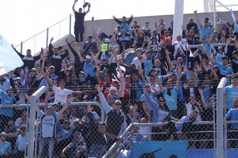 La hinchada de Belgrano vive la previa del partido en el Estadio de San Nicolás.