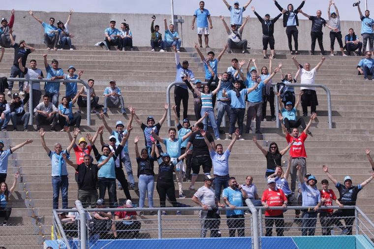 La hinchada de Belgrano vive la previa del partido en el Estadio de San Nicolás.