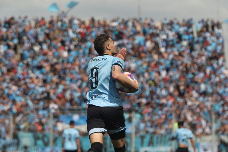FOTO: Pablo Vegetti festeja el primer gol de Belgrano contra Brown de Adrogué.