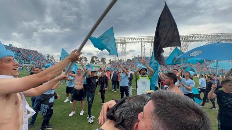 FOTO: Fiesta en el Estadio de San Nicolás tras la victoria y vuelta de Belgrano a Primera.