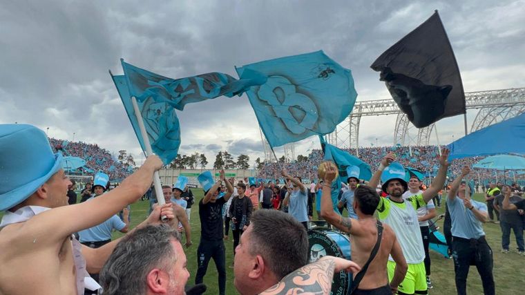 FOTO: Fiesta en el Estadio de San Nicolás tras la victoria y vuelta de Belgrano a Primera.