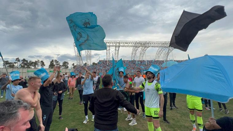 FOTO: Los festejos del plantel de Belgrano en la cancha de San Nicolás.
