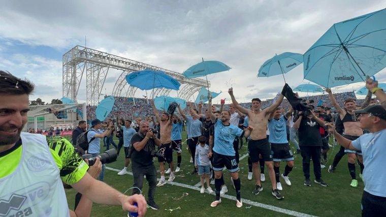 FOTO: Los festejos del plantel de Belgrano en la cancha de San Nicolás.