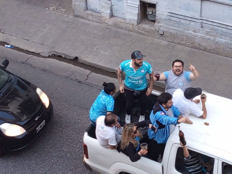 FOTO: Caravana celeste por las calles de Córdoba  tras el título