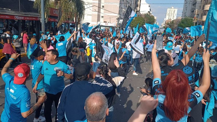 FOTO: Caravana celeste por las calles de Córdoba  tras el título