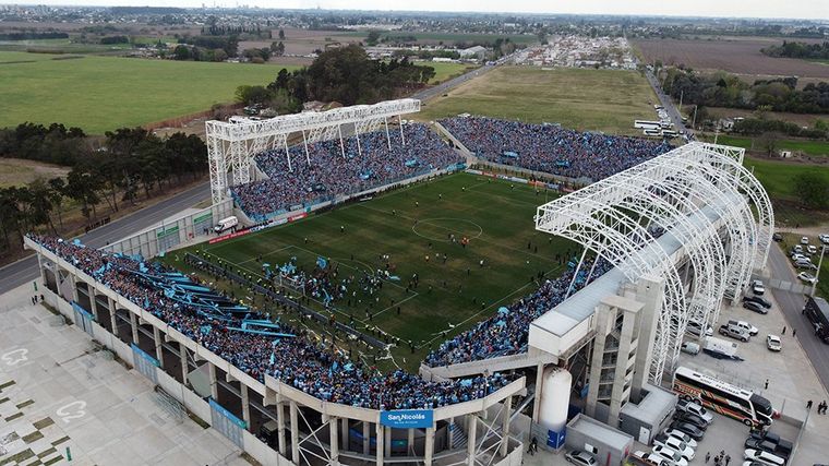 Los jugadores de Belgrano celebran el título con su público. 