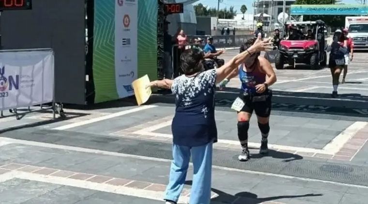 FOTO: La reacción de una mujer al recibir a su hija tras la maratón.