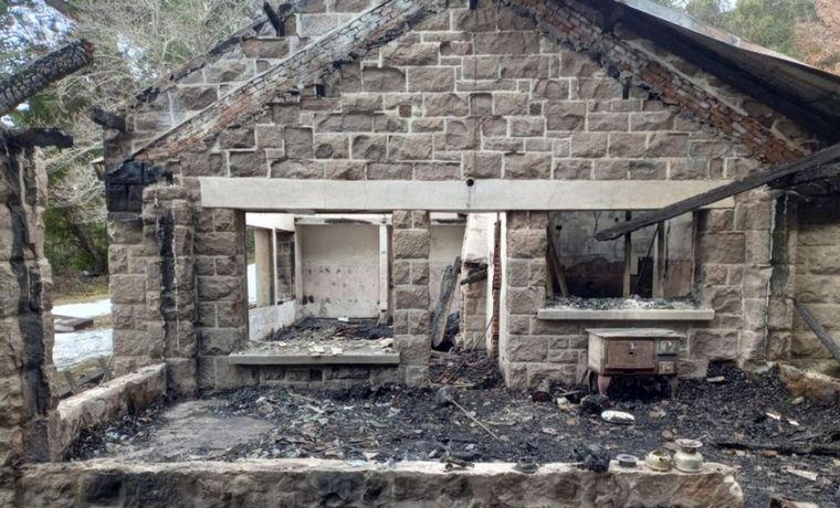 FOTO: Ataque mapuche: incendiaron casilla de Gendarmería en Villa Mascardi (ElCordillerano)