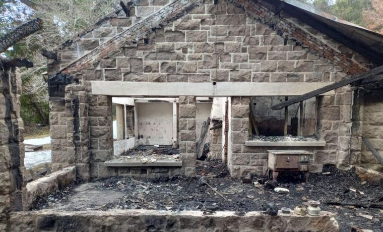 Ataque mapuche: incendiaron casilla de Gendarmería en Villa Mascardi (ElCordillerano)