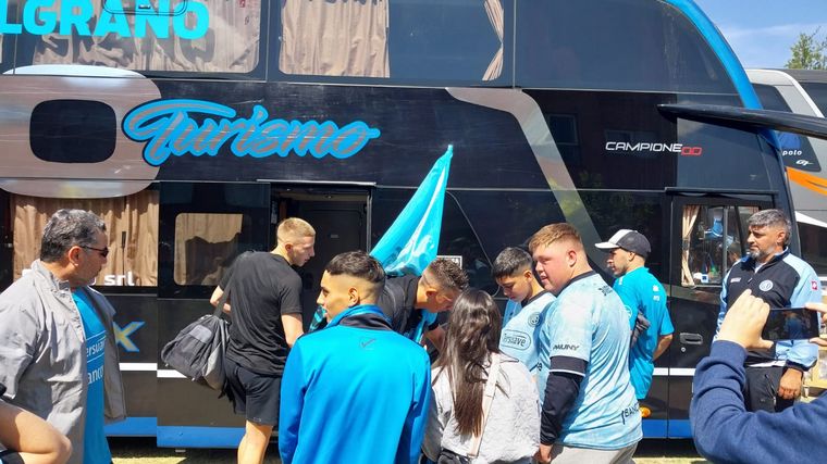 AUDIO: Los hinchas de Belgrano a la espera de los jugadores en Circunvalación.