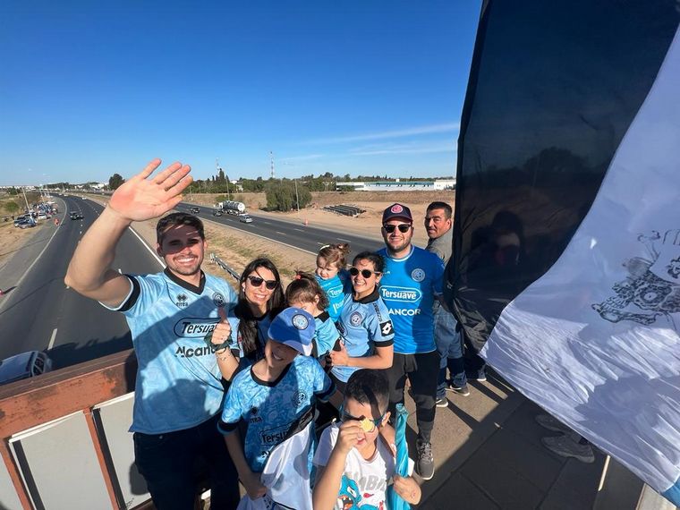 Los hinchas de Belgrano a la espera de la llegada de los jugadores.
