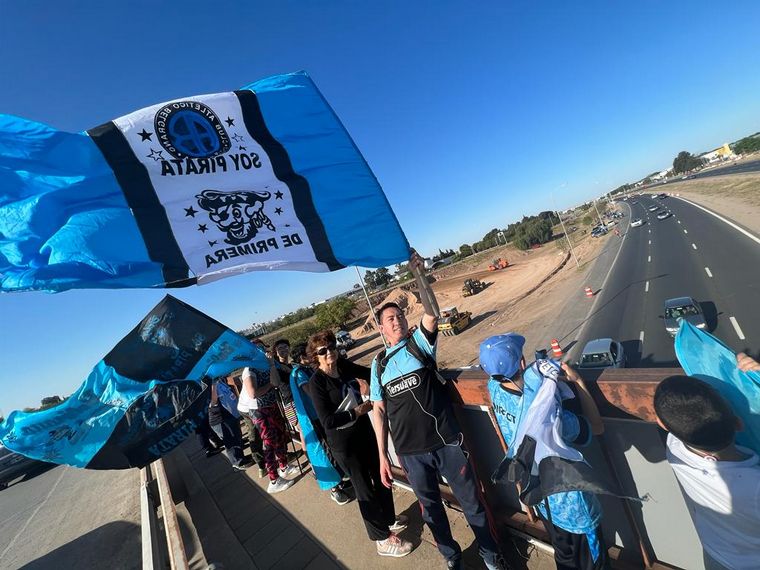 Los hinchas de Belgrano a la espera de la llegada de los jugadores.