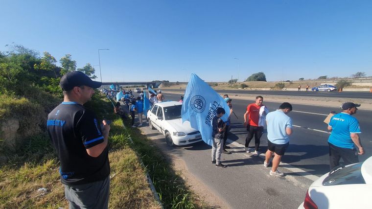 Los hinchas de Belgrano a la espera de la llegada de los jugadores.