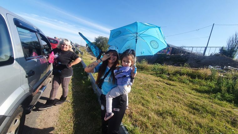Los hinchas de Belgrano a la espera de la llegada de los jugadores.