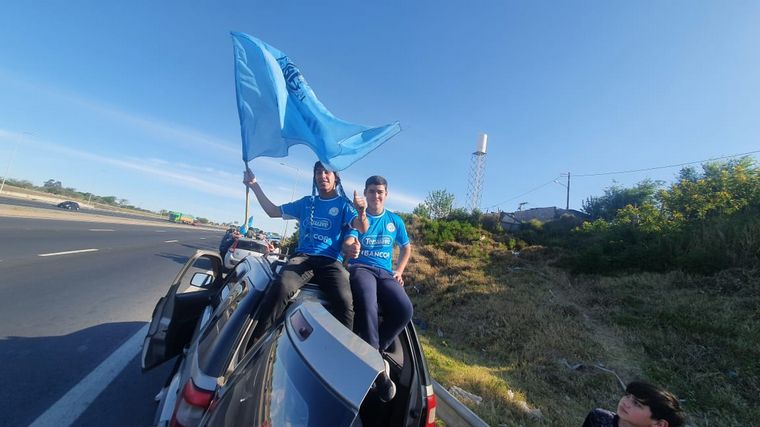 Los hinchas de Belgrano a la espera de la llegada de los jugadores.