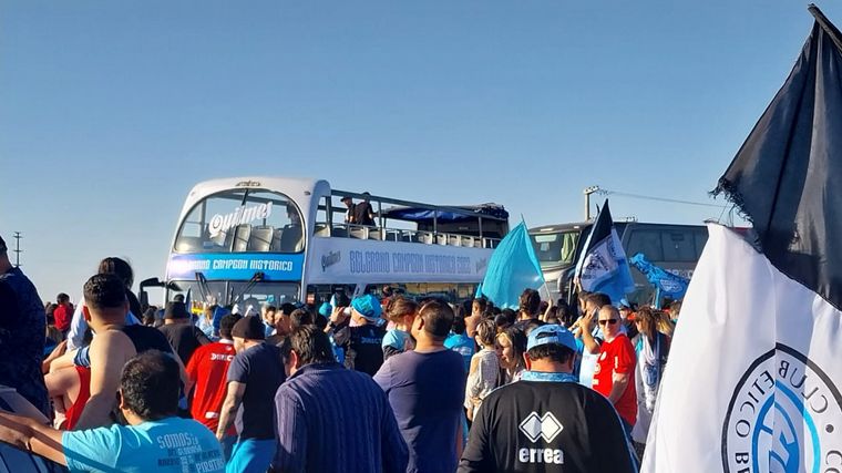 El colectivo descapotable del plantel campeón de Belgrano.