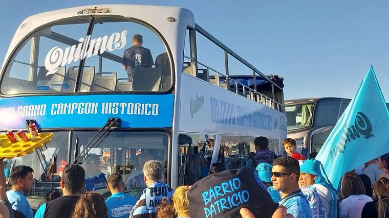 El colectivo descapotable del plantel campeón de Belgrano.