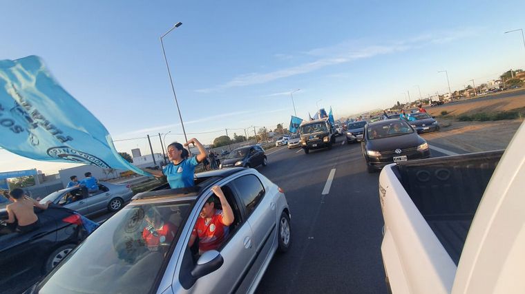 Una marea celeste copó la Circunvalación de Córdoba en una caravana inolvidable.