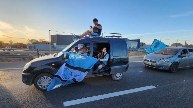 Una marea celeste copó la Circunvalación de Córdoba en una caravana inolvidable.