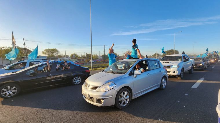 Una marea celeste copó la Circunvalación de Córdoba en una caravana inolvidable.