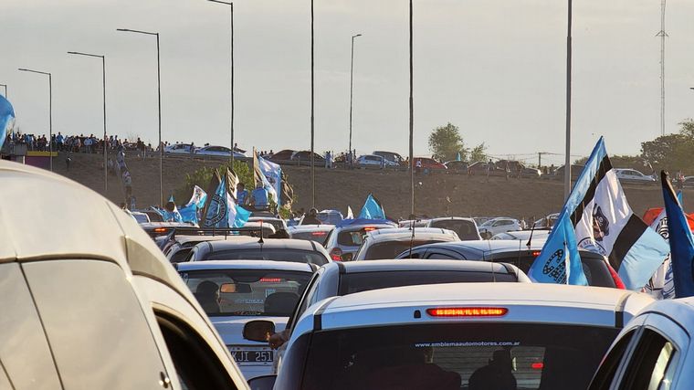 Una marea celeste copó la Circunvalación de Córdoba en una caravana inolvidable.