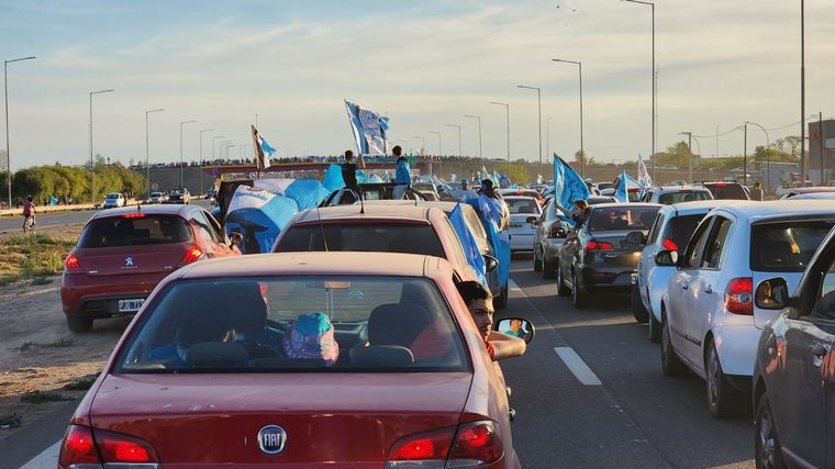 Una marea celeste copó la Circunvalación de Córdoba en una caravana inolvidable.