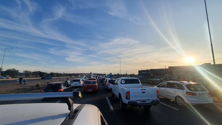Una marea celeste copó la Circunvalación de Córdoba en una caravana inolvidable.
