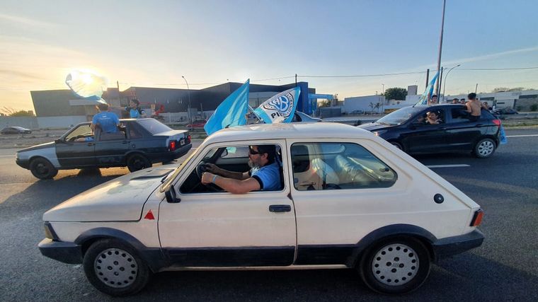 Una marea celeste copó la Circunvalación de Córdoba en una caravana inolvidable.