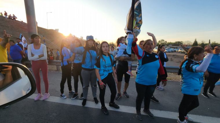 Una marea celeste copó la Circunvalación de Córdoba en una caravana inolvidable.
