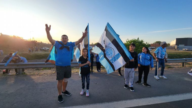 Una marea celeste copó la Circunvalación de Córdoba en una caravana inolvidable.