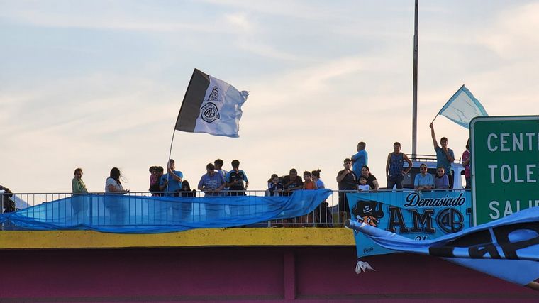Una marea celeste copó la Circunvalación de Córdoba en una caravana inolvidable.
