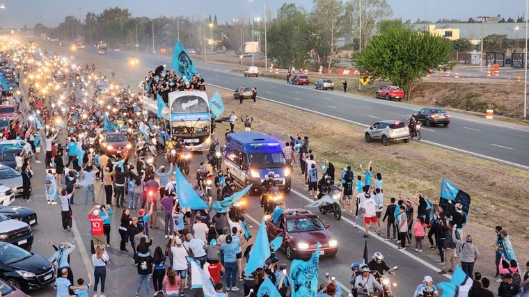 Una marea celeste copó la Circunvalación de Córdoba con una caravana inolvidable.