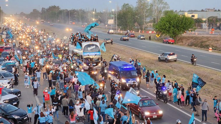 Una marea celeste copó la Circunvalación de Córdoba con una caravana inolvidable.