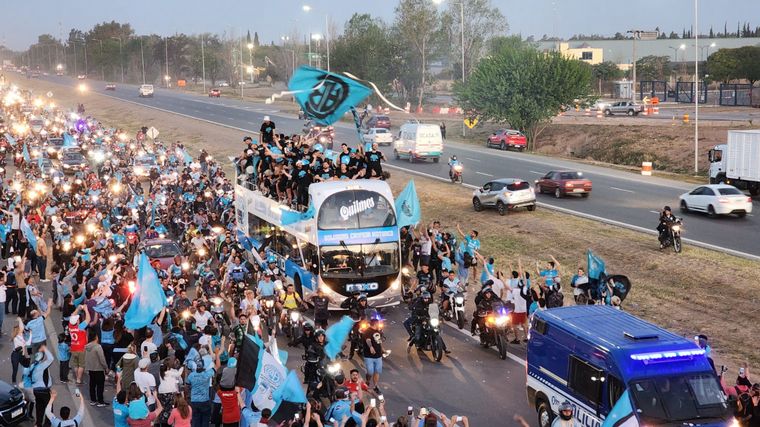 Una marea celeste copó la Circunvalación de Córdoba con una caravana inolvidable.