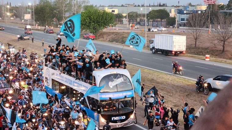 Una marea celeste copó la Circunvalación de Córdoba con una caravana inolvidable.