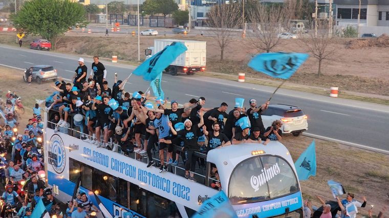 Una marea celeste copó la Circunvalación de Córdoba con una caravana inolvidable.