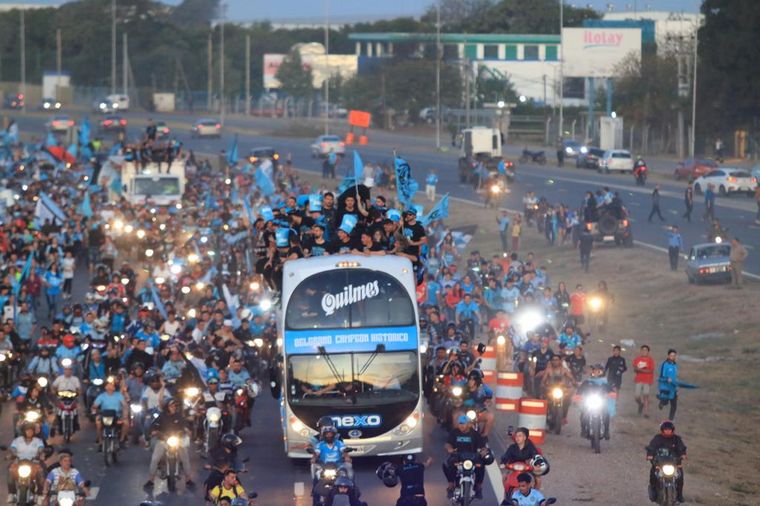 Una marea celeste copó la Circunvalación de Córdoba en una caravana inolvidable.
